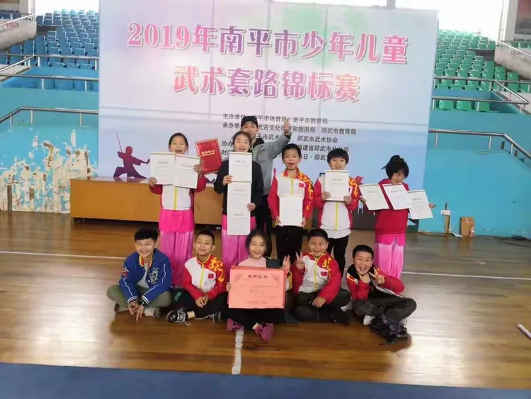 南宫28- 跆拳道夜战：徽州飞鹰队强势反弹雪域犀牛队，主帅临场妙招细节处理更胜一筹