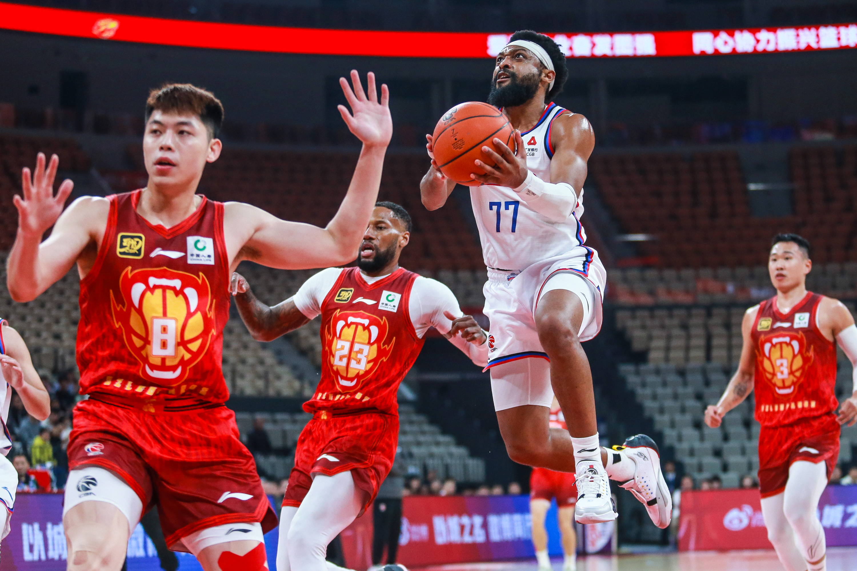 南宫娱乐- 深圳男篮训练开放日，清晨豪取连胜引欢呼，德国杯在即，团队化学反应显著